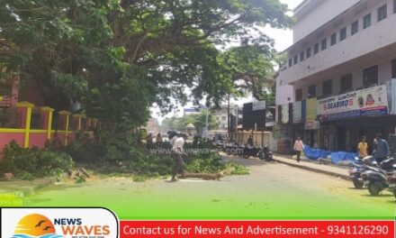 ಬೃಹತ್‌ ಯಂತ್ರ ಹೊತ್ತ ಲಾರಿ ಕೈಗಾಕ್ಕೆ ತೆರಳಲು ಮರಗಳ ತೆರವು
