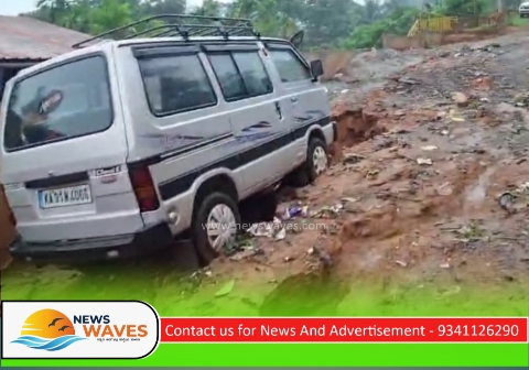 ಶಿರಸಿ| ಮಳೆ ಅಬ್ಬರಕ್ಕೆ ರಸ್ತೆ ಕುಸಿತ; ಏಳೆಂಟು ಮನೆಗಳಿಗೆ ಆತಂಕ