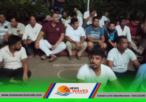 ಮುರಿನಕಟ್ಟೆ ವಿವಾದ; ಮುಸ್ಲಿಮರ ಬಂಧನಕ್ಕೆ ಒತ್ತಾಯ| ಬಿಜೆಪಿ, ಹಿಂದೂ ಸಂಘಟನೆ ಮುಖಂಡರಿಂದ ಪೊಲೀಸ್ ಠಾಣೆ ಮುಂದೆ ಧರಣಿ