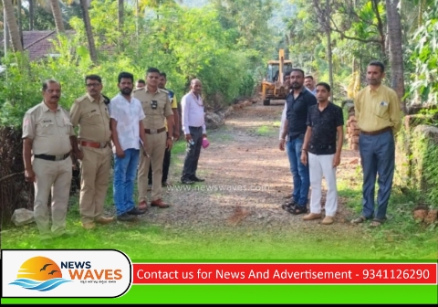 ಜನ ಓಡಾಡುವ ರಸ್ತೆಗೆ ಕಂಪೌಂಡ್ ಹಾಕಿದ ‘ಭಲ್ ನನ್ಮಗ’