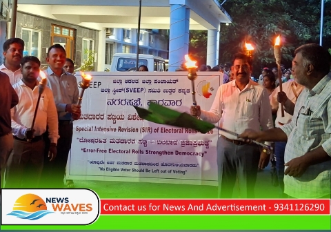 ಕಾರವಾರ | ಎಸ್‌ಐಆರ್ ಜಾಗೃತಿಗಾಗಿ ಪಂಜಿನ ಮೆರವಣಿಗೆ