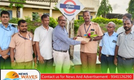 ಚಲಿಸುತ್ತಿದ್ದ ರೈಲಿನಿಂದ ಬೀಳಲಿದ್ದ ಪ್ರಯಾಣಿಕನ ಜೀವ ಉಳಿಸಿದ ಸಿಬ್ಬಂದಿ