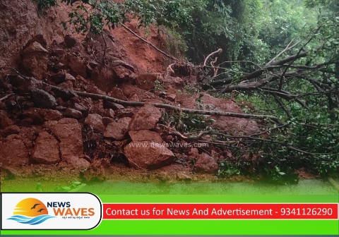 ಭಾರಿ ಮಳೆ: ಗೋಕರ್ಣ–ತದಡಿ ರಸ್ತೆಯಲ್ಲಿ ಗುಡ್ಡ ಕುಸಿತ; ಸಂಪರ್ಕ ಸ್ಥಗಿತ