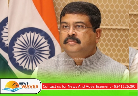 ಕಾಕ್ರೋಚ್ ಹೋರಾಟಕ್ಕೆ ಜಯ : ಕೆಂದ್ರ ಶಿಕ್ಷಣ ಸಚಿವ ಧರ್ಮೇಂದ್ರ ಪ್ರಧಾನ್ ರಾಜೀನಾಮೆ